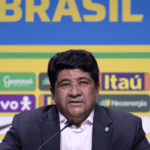 Reunião na CBF sobre as eleições. Homens engravatados discutem o futuro do futebol brasileiro.