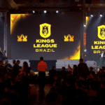 Arena futurista com jogo intenso da Kings League, torcida vibrante e elementos holográficos.