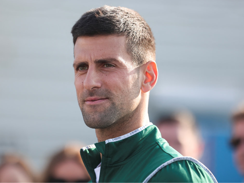 Novak Djokovic jogando tênis no Australian Open.