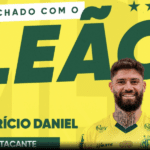 Dellatorre sorrindo e acenando para a torcida do Mirassol em estádio de futebol.