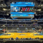 Luka Doncic driblando a bola em jogo da NBA contra os Indiana Pacers.