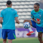 Jogadores da Seleção Brasileira treinando em Barranquilla sob o olhar atento do técnico Dorival Júnior.