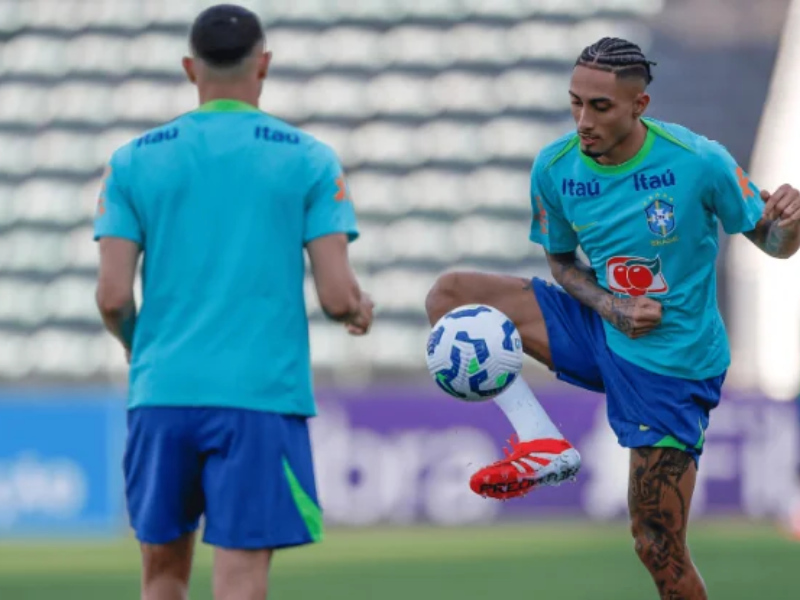 Jogadores da Seleção Brasileira treinando em Barranquilla sob o olhar atento do técnico Dorival Júnior.