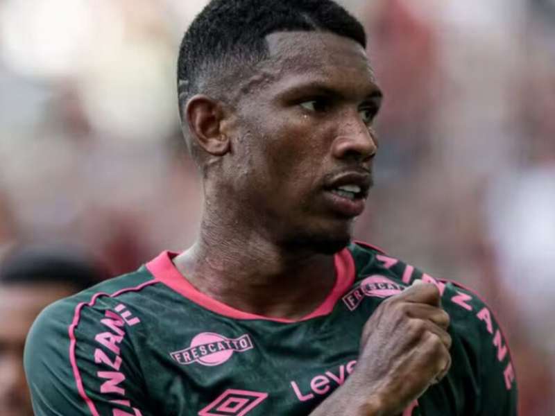 Jogador Lele do Fluminense correndo em direção ao gol durante partida.
