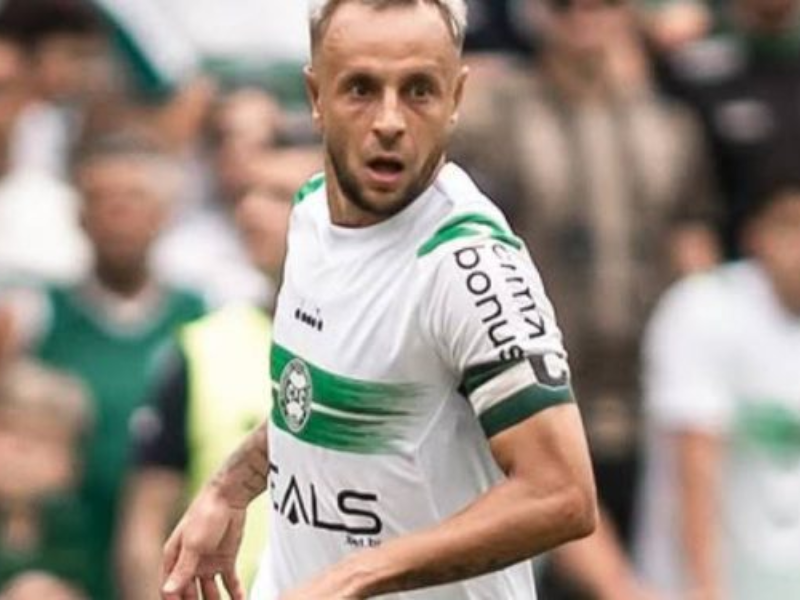 Jogador Raphinha refletindo em campo após rescisão contratual com o Coritiba.