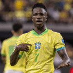 Jogadores da Seleção Brasileira comemorando em campo com confetes e a torcida ao fundo, simbolizando o sucesso e valorização do time.