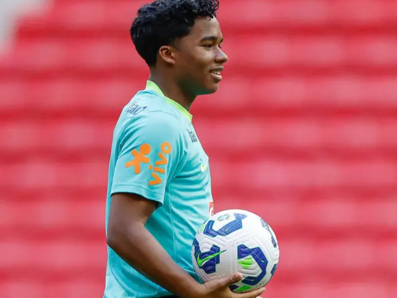Close-up de Endrick sorrindo com a camisa da Seleção Brasileira.
