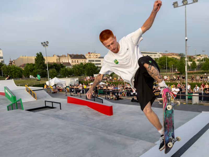 Giovanni Vianna executa manobra de skate durante o STU Pro Tour em Porto Alegre.