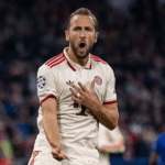 Harry Kane comemora gol pela seleção da Inglaterra em estádio lotado.
