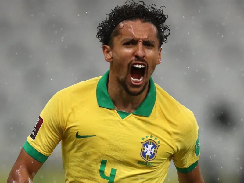 Foto ultrarrealista de Marquinhos, zagueiro do Brasil, com expressão determinada e foco no jogo contra a Argentina.