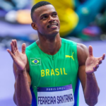 Andy Preciado Balotelli comemora recorde sul-americano no heptatlo com a bandeira do Equador.