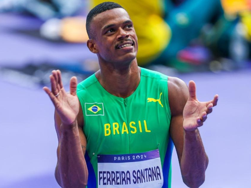 Andy Preciado Balotelli comemora recorde sul-americano no heptatlo com a bandeira do Equador.