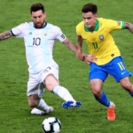 Lionel Messi entrando em campo no Maracanã durante o jogo Brasil x Argentina em 2023.