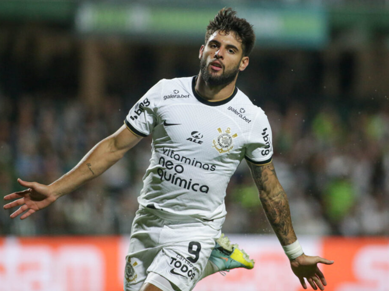 Rodrigo Garro driblando em jogo do Corinthians, com torcida ao fundo.