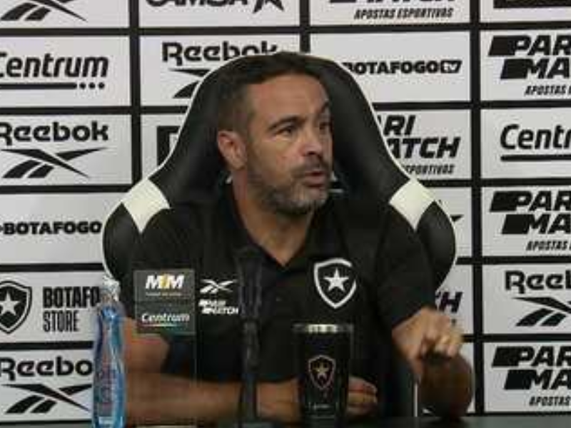 Jogadores do Botafogo reunidos no vestiário antes da partida, demonstrando união e foco.
