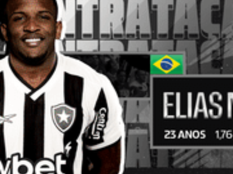 Elias Manoel sorrindo e acenando durante sua apresentação como novo jogador do Botafogo.