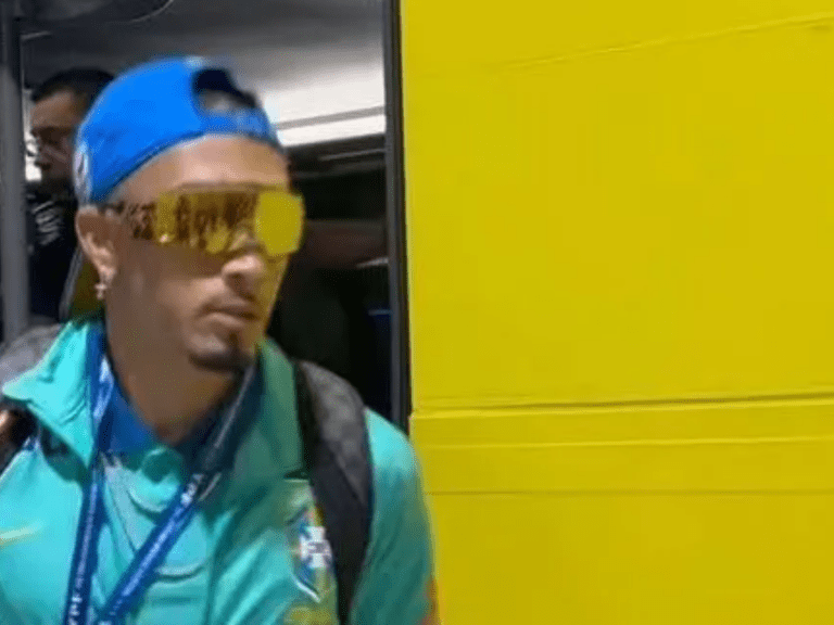 <p>Raphinha exibe elegância com óculos Gucci antes de jogo da Seleção. -Foto: CNN Brasil</p>