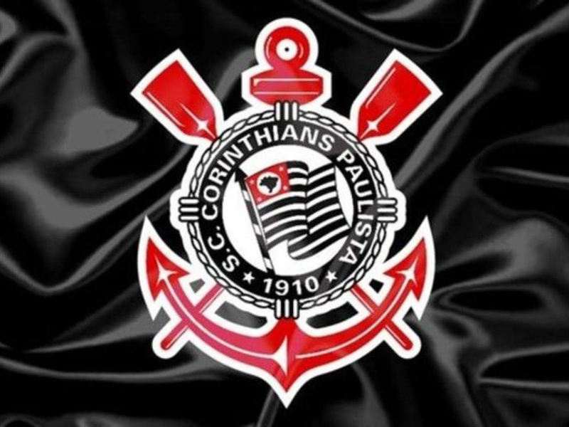 Quatro jogadores de futebol em uniformes de seleções nacionais.