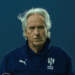 Jorge Jesus à beira do campo, com uma expressão focada.