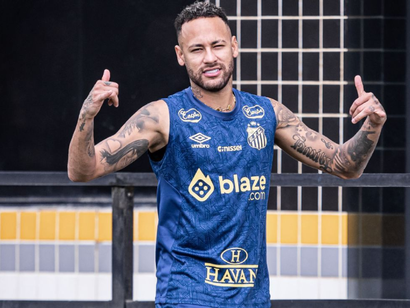 Neymar treinando com a camisa do Santos, focado e suando.