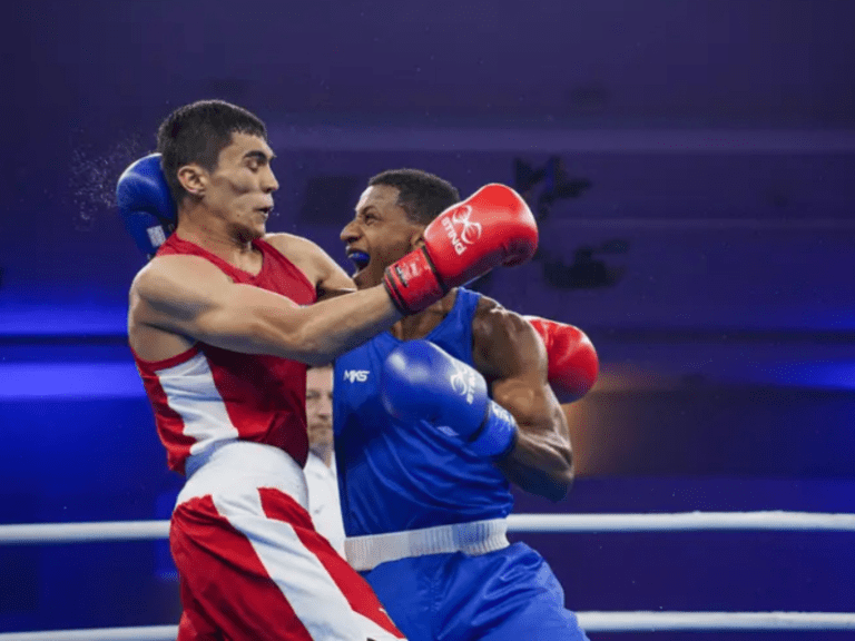 <p>Wanderson ‘Shuga’ Oliveira brilha na Copa do Mundo de Boxe, vencendo medalhista olímpico e avançando para as semifinais. -Foto: Bandsports</p>