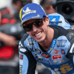 Alex Márquez sorrindo no pit lane após a corrida de MotoGP.