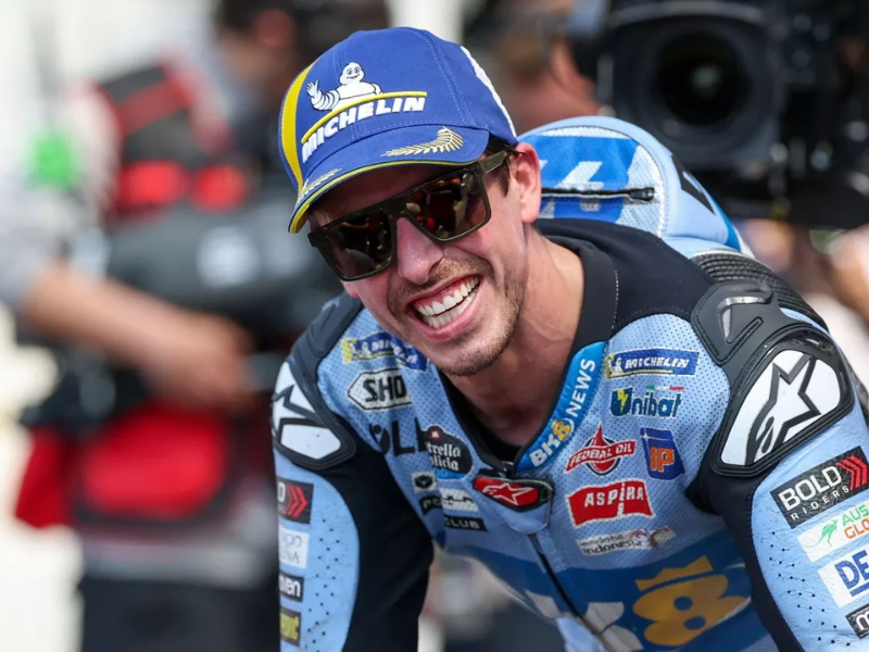 Alex Márquez sorrindo no pit lane após a corrida de MotoGP.