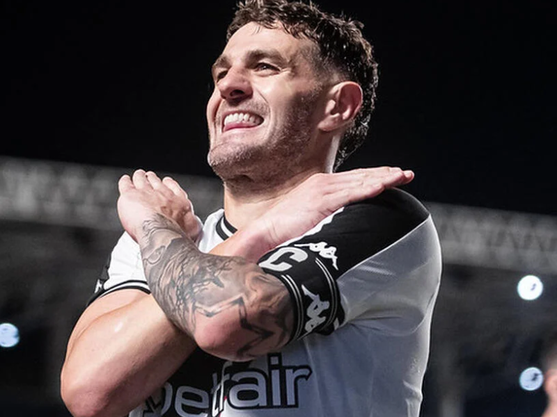 Vegetti comemora gol com a torcida do Vasco em São Januário.