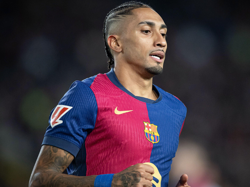Raphinha comemora gol pelo Barcelona na Champions League 2025.