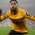 Matheus Cunha e João Pedro em campo durante um jogo da Premier League.