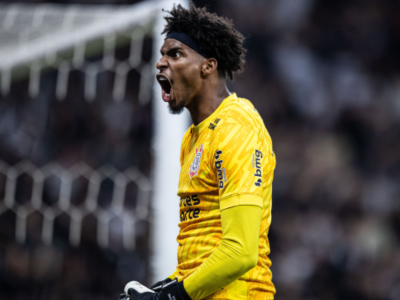 Hugo Souza manifesta indignação após expulsão de Félix Torres no Corinthians