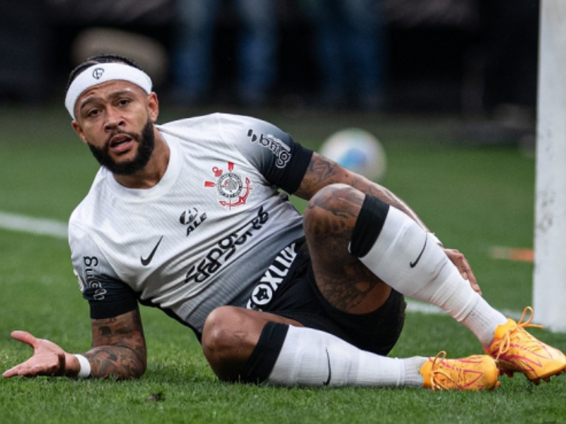 Corinthians é goleado pelo Flamengo e perde Memphis Depay