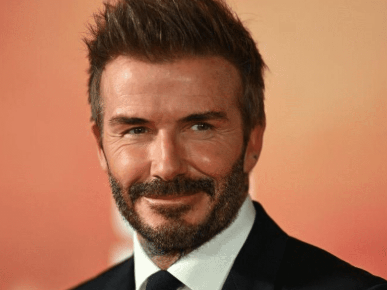 <p>David Beckham celebra 50 anos com estilo e elegância, refletindo uma vida de sucesso e conquistas.</p>
