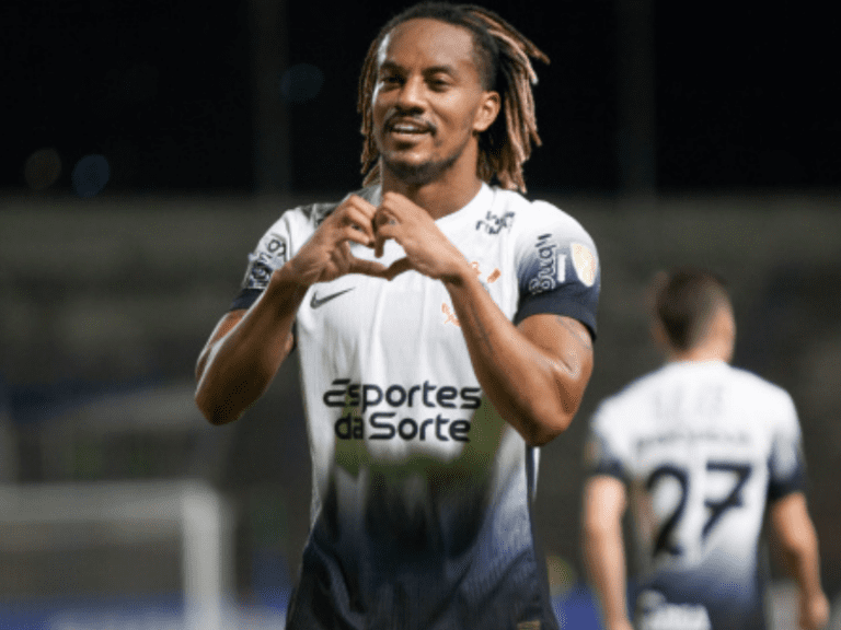 <p>André Carrillo focado durante treino com o Corinthians sob a luz do sol.</p>