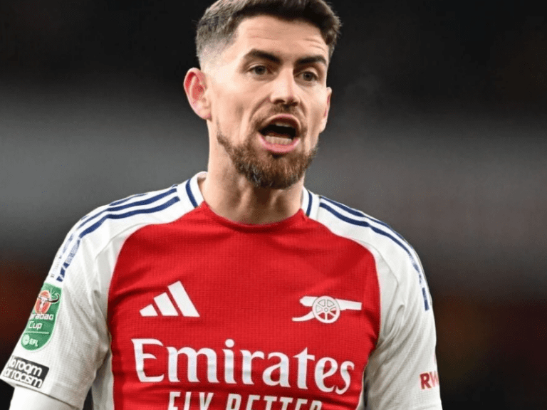 <p>Jorginho em ação pelo Arsenal, demonstrando foco e determinação no meio-campo. – Foto: Lance!</p>
