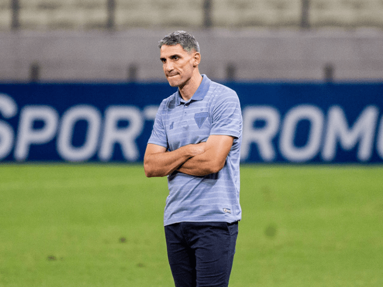 <p>Homenagem a Juan Pablo Vojvoda por alcançar 300 jogos no comando do Fortaleza. – Foto: fernandoamaralfc</p>