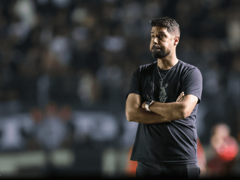 <p>António Oliveira negocia com o Sport para assumir o comando técnico do clube. -Foto: Ogol</p>