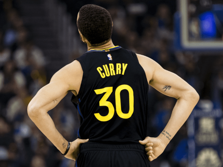 <p>Curry sente a lesão durante jogo crucial dos playoffs da NBA. – Foto: theplayoffs</p>