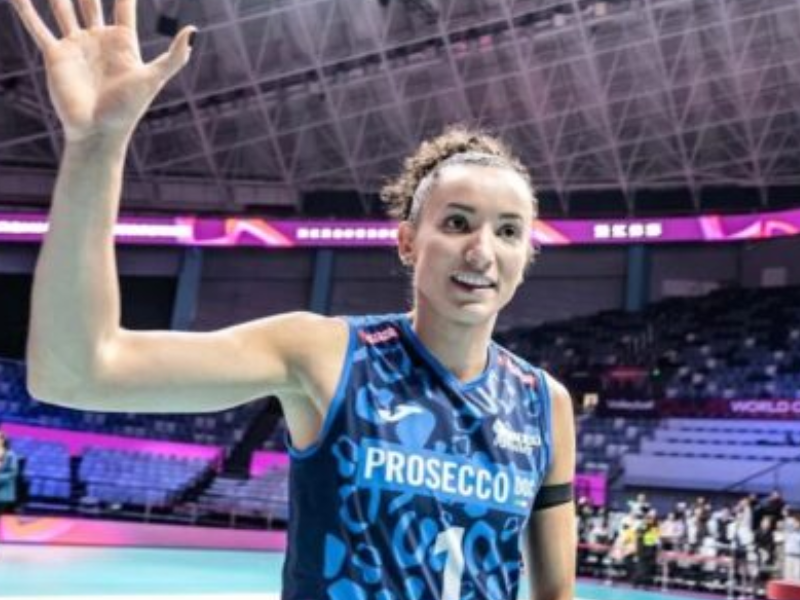 Gabi Guimarães, jogadora de voleibol, celebrando uma vitória com o Conegliano.