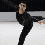 Arthur Alcorte patinando no gelo durante competição.