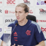 Filipe Luís em entrevista coletiva, expressando preocupação com o calendário de jogos.