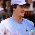 Tenista João Fonseca chora emocionado após vitória em Roland Garros.