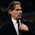 Simone Inzaghi apertando a mão de dirigente do Al Hilal em estádio de futebol.
