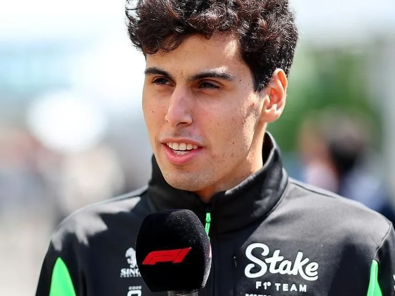 Bortoleto, piloto brasileiro de Fórmula 1 da Sauber, no cockpit de seu carro, com expressão de satisfação.