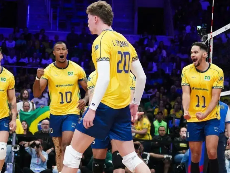 Darlan, jogador de vôlei brasileiro, saltando para atacar a bola com força em uma quadra de vôlei durante uma partida.