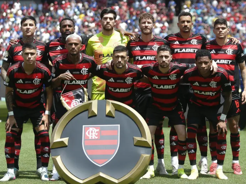 Um jogador do Flamengo visivelmente frustrado em campo, simbolizando a derrota no Mundial de Clubes.