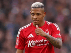 Imagem ultrarrealista de Danilo, jogador de futebol do Botafogo, sorrindo e caminhando em um campo de futebol, com o uniforme do clube e número 22.