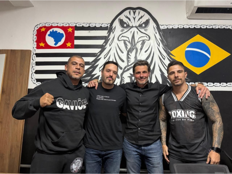 Reunião de mesa redonda na sede de um grupo de torcedores de futebol, com pessoas em debate sério e construtivo, discutindo o futuro de um clube.