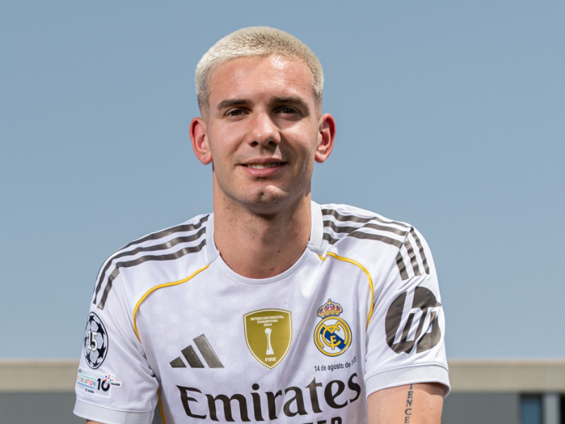 Franco Mastantuono em ultrarrealismo, com seu uniforme do Real Madrid e expressão séria no banco de reservas.