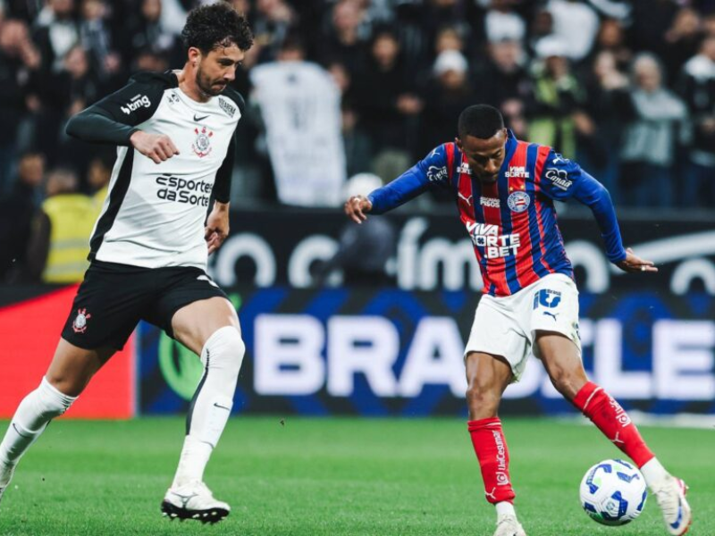 Fotografia ultrarrealista de jogador do Bahia celebrando gol em campo de futebol, com jogadores do Corinthians frustrados ao fundo, em estádio iluminado à noite.